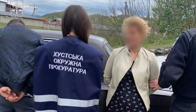 За $1000 здала «в оренду» своїх дітей для жебракування: на Закарпатті арештували жінку