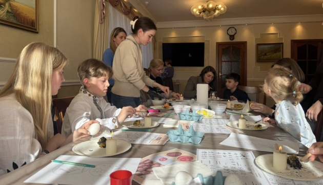 У посольстві України у Чехії провели майстер-клас із писанкарства