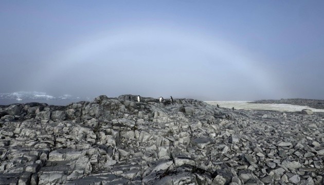 Exploradores polares ucranianos muestran un arcoíris blanco  