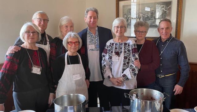 У США родина волонтерів самостійно організувала акцію «Борщ для України» та зібрала $28 тисяч