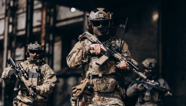 Роспроп для дискредитації ЗСУ поширює фейки про «шлюб українки з колумбійцем» та «пограбування жінки військовим»