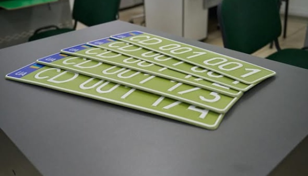 В Україні запровадили нові дипломатичні номерні знаки