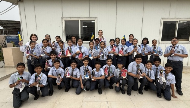 В Індії для школярів провели майстер-клас із виготовлення української ляльки-мотанки