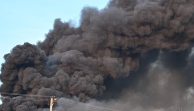 Bereits dritter Treibstofftank in Feodossija steht nach ukrainischen Angriffen in Flammen