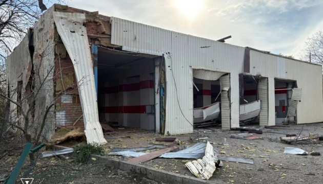 На Донеччині через російський обстріл пошкоджена пожежна частина