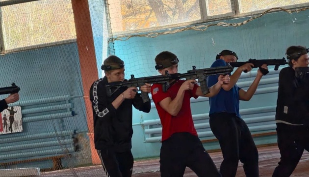 У Маріуполі окупанти навчають студентів військовій справі та проводять їх приховану мобілізацію