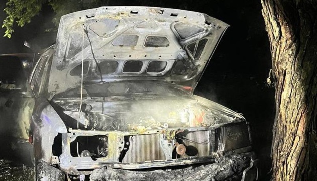 На Сумщині до семи років тюрми засудили чоловіка, який підпалив автівки військових