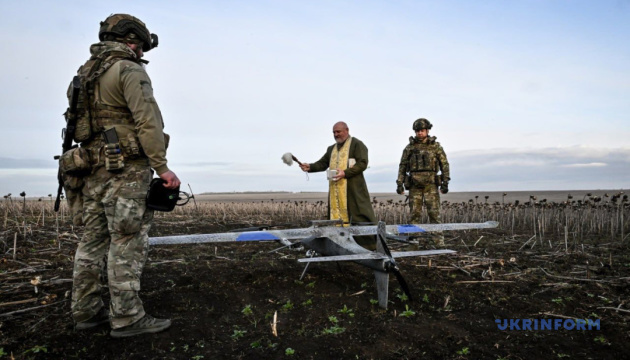 Військовий капелан, священник отець Степан, провів пасхальний молебень з нагоди Воскресіння Христового на позиціях запорізьких поліцейських / Фото: Дмитро Смольєнко, Укрінформ
