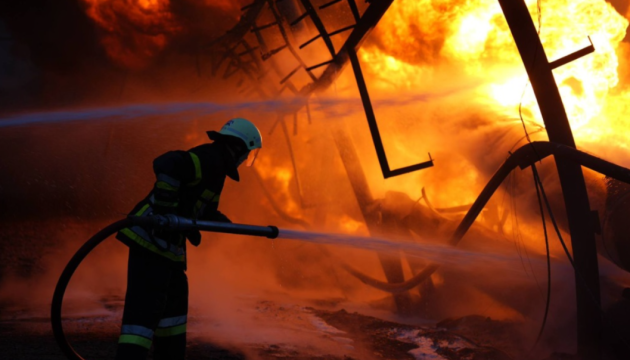 Росіяни атакували Дніпро, у місті пожежа, поранена жінка
