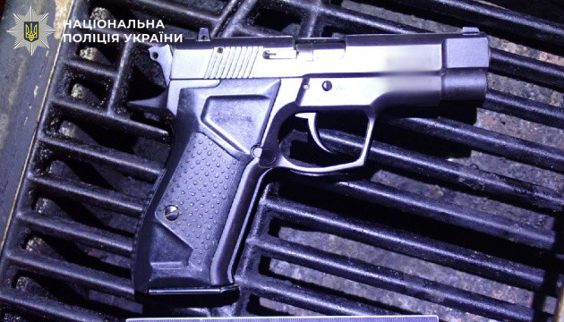 У Києві чоловік влаштував стрілянину та поранив жінку