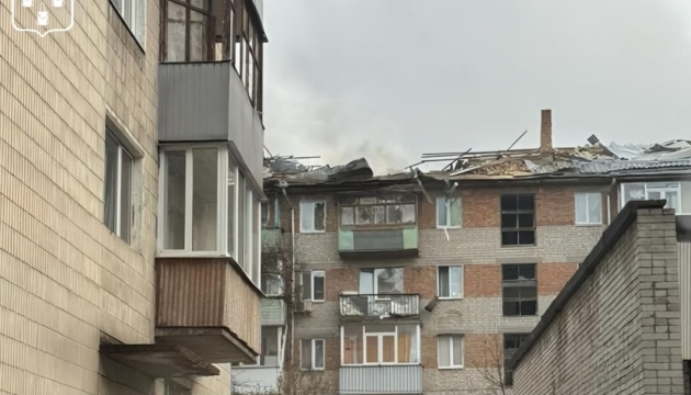 Rusya'ya ait insansız hava aracı Sumy'deki apartman binasına çarptı, bir kadın yaralandı
