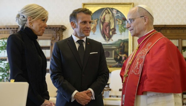 Макрон зустрівся з Папою Левом XIV: Поговорив про мир у світі й подарував баскетбольну майку