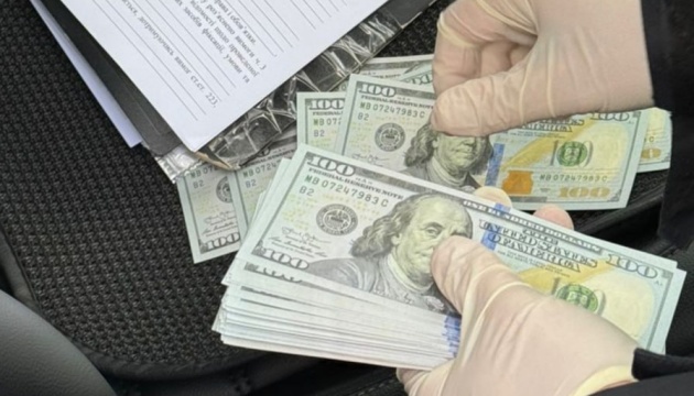 На Вінниччині адвоката підозрюють у вимаганні $7 тисяч хабаря у клієнта-військового