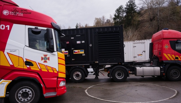 Волонтери передали підрозділам ДСНС сім генераторів та дві вантажівки