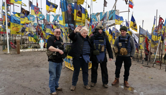 ジョンソン英元首相、ウクライナ南部前線でウクライナ部隊の陣地を視察