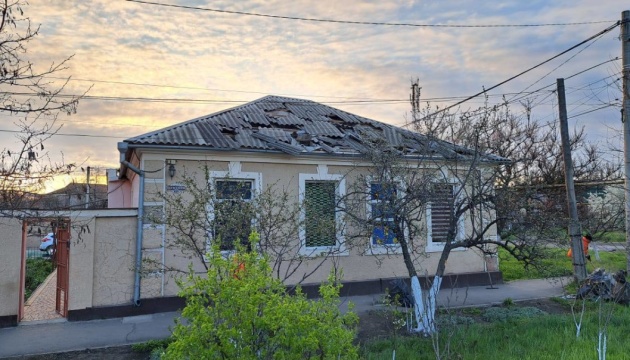 В Одесі комунальники ліквідують наслідки нічного обстрілу