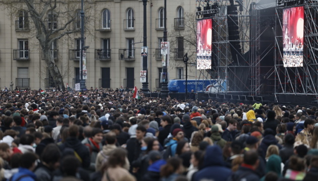 Budapeşte'de hükümet karşıtı mitingde 100,000'den fazla kişi toplandı