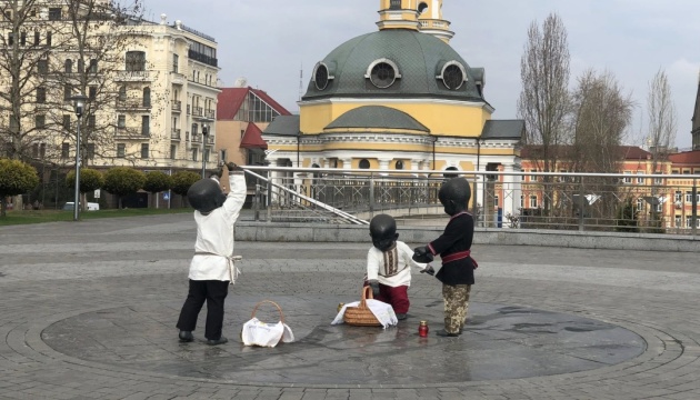 Esculturas de los pequeños fundadores de Kyiv vestidas para Pascua