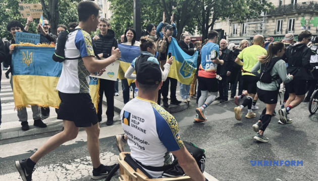 Marathon de Paris : une équipe ukrainienne composée de vétérans de guerre et de civils participe en fauteuils roulants en bois