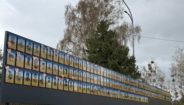 У Сарнах на Рівненщині відкрили Стіну Надії із портретами полонених і зниклих безвісти