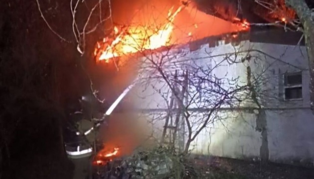 Загарбники з вечора обстріляли два райони Дніпропетровщини, горіли будинки