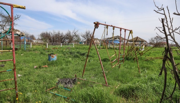 Russian forces strike 13 settlements in Kherson region over past day, leaving two injured 