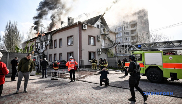 Росіяни атакували Запоріжжя - поцілили дроном в офісну будівлю