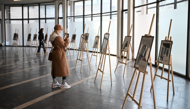 У київському метро відкрили фотовиставку про лідерство дівчат і жінок з інвалідністю