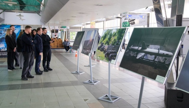 У Києві відкрили виставку військових фотографів до Дня працівника ОПК