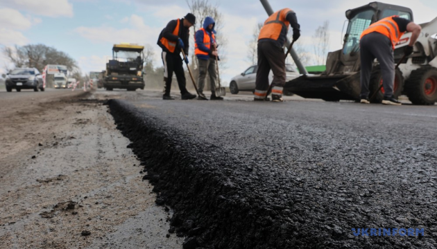Over 5.7M square meters of road repairs completed in Ukraine since year starts 