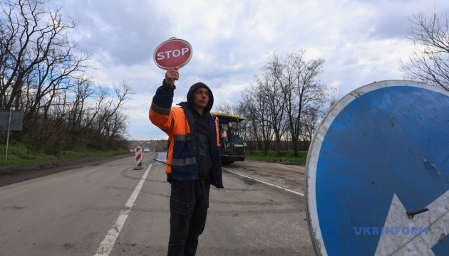 Se están realizando trabajos de reparación de carreteras en la región de Járkiv / Foto: Viacheslav Madievsky, Ukrinform