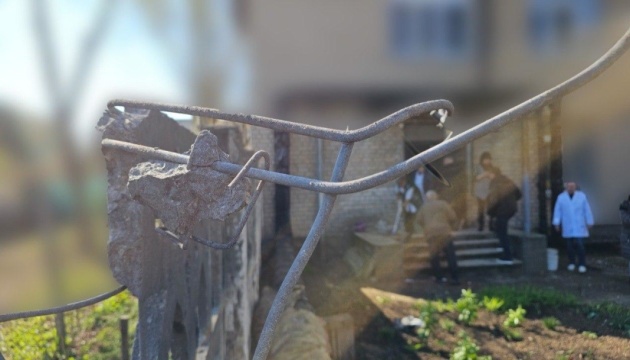 Росіяни атакували дроном лікарню у центрі Херсона, постраждали четверо співробітників