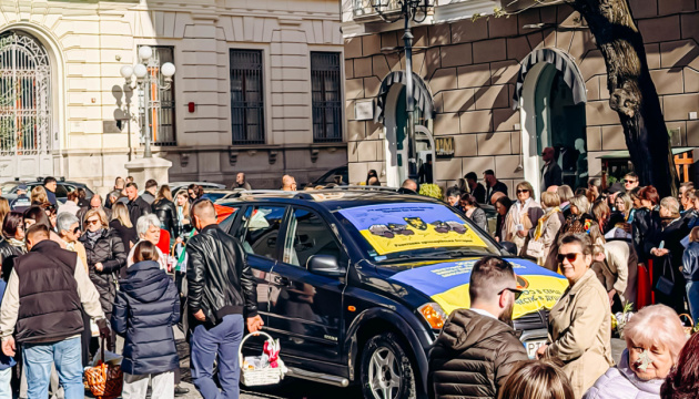 Позашляховик і тонни турботи: українська громада в італійській Казерті передала допомогу ЗСУ