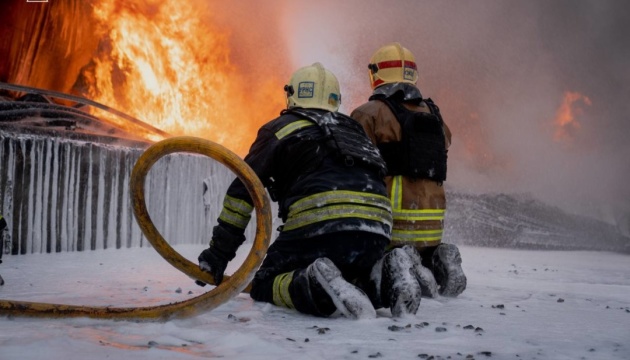 У Сумах рятувальники кілька разів потрапили під повторні удари ворога у промисловій зоні