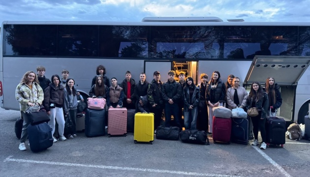 На південь Франції прибула група українських підлітків на оздоровлення та реабілітацію