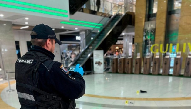 У столичному ТЦ чоловік впав із п’ятого поверху - поліція з’ясовує обставини смерті