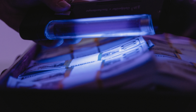 БЕБ завершило розслідування у справі про ліквідацію каналу збуту фальшивих доларів