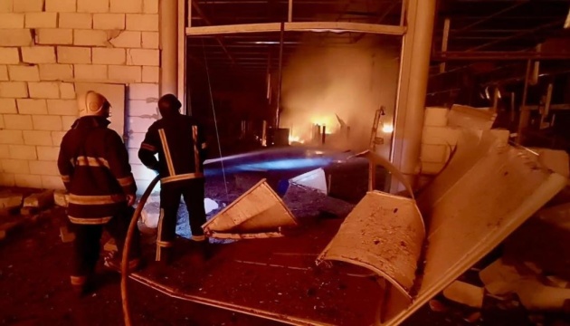 На Київщині через російську атаку сталася пожежа на підприємстві