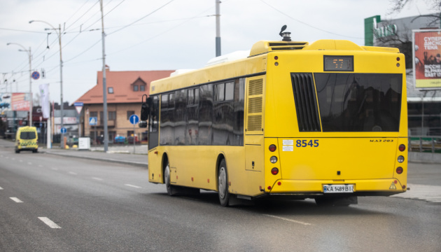 У Києві організують додатковий транспорт до кладовищ у поминальні дні