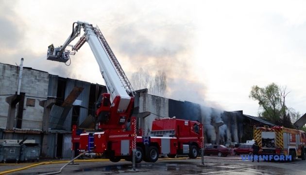 Масована атака РФ: у Києві рятувальники розбирають завали на двох локаціях