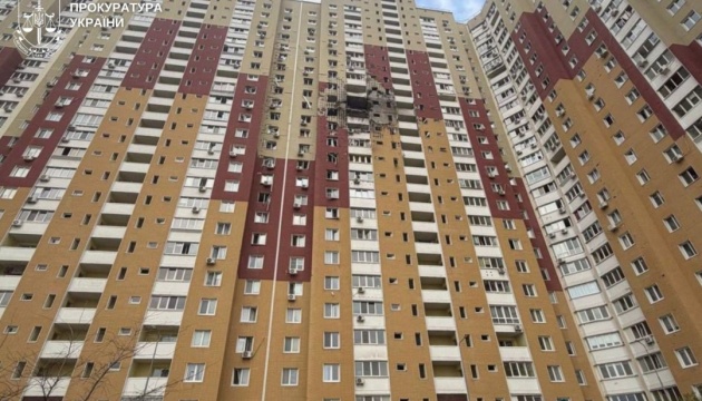У Подільському районі Києва ворожий дрон влучив у багатоповерхівку