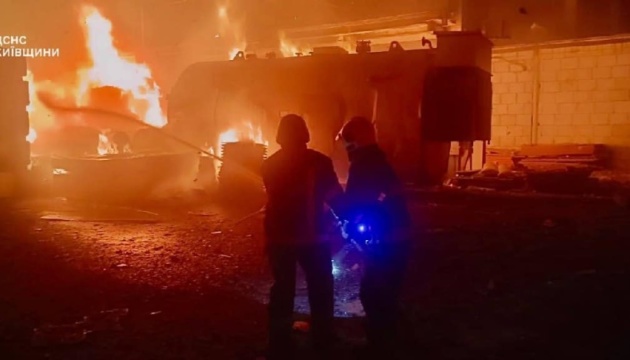 «Приліт» по підприємству та пошкоджені будинки - наслідки нічної атаки на Київщину