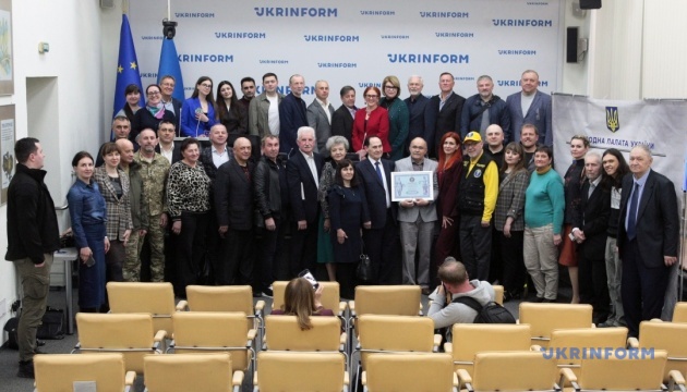 Вручення знака народної пошани Хрест громадянських заслуг «Героям без зброї»