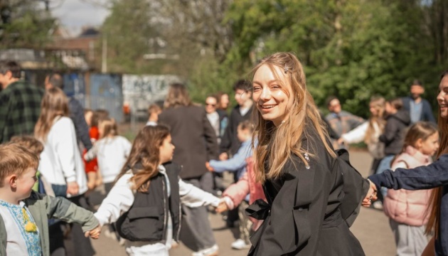 Учасниця Євробачення Leléka завітала до української школи «Джерело» в Амстердамі