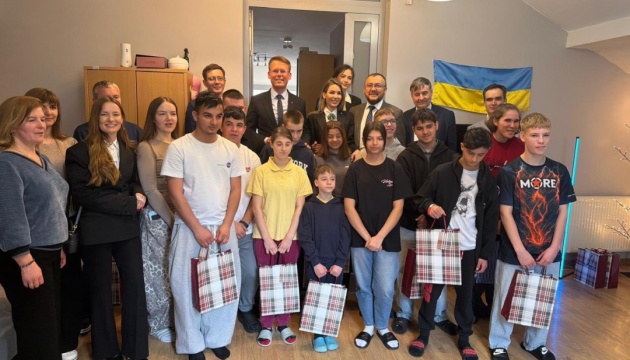 Посол України у Польщі відвідав евакуйованих дітей у місті Лодзь