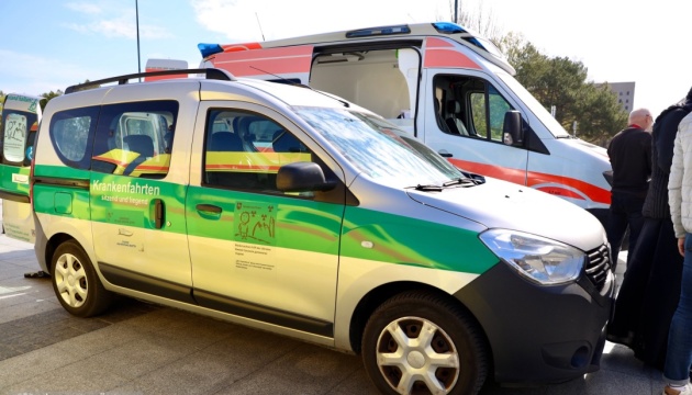Миколаївщина отримала від Нижньої Саксонії дві карети «швидких» та спецавтомобіль для маломобільних людей