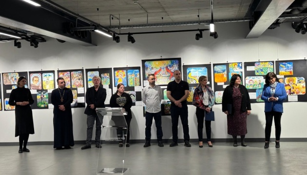 У хорватському Карловаці відкрилася виставка дитячих малюнків і артефактів війни