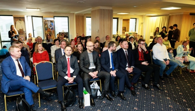 У Бухаресті делегація Верховної Ради зустрілася з українською громадою та біженцями