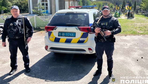 У прифронтових регіонах близько 1000 кладовищ заборонили відвідувати у поминальні дні