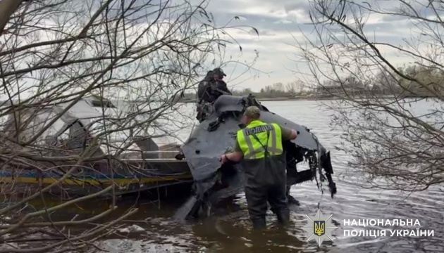 У Києві з Дніпра дістали російський дрон з бойовою частиною